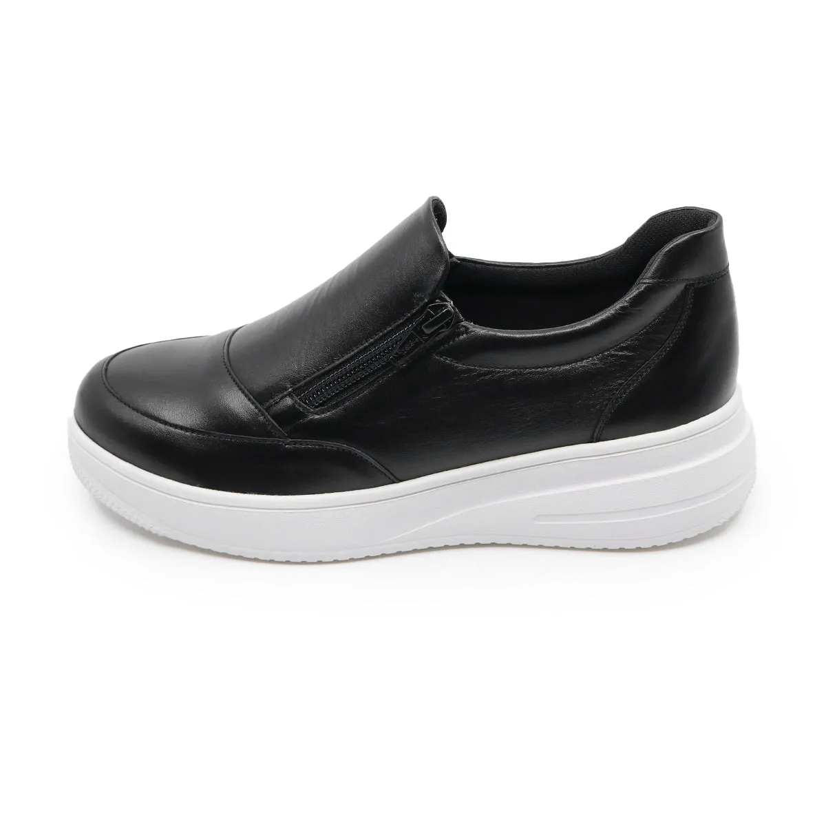 Sepatu MANO Black Ultra Light Slip On dari koleksi eksklusif Joy368