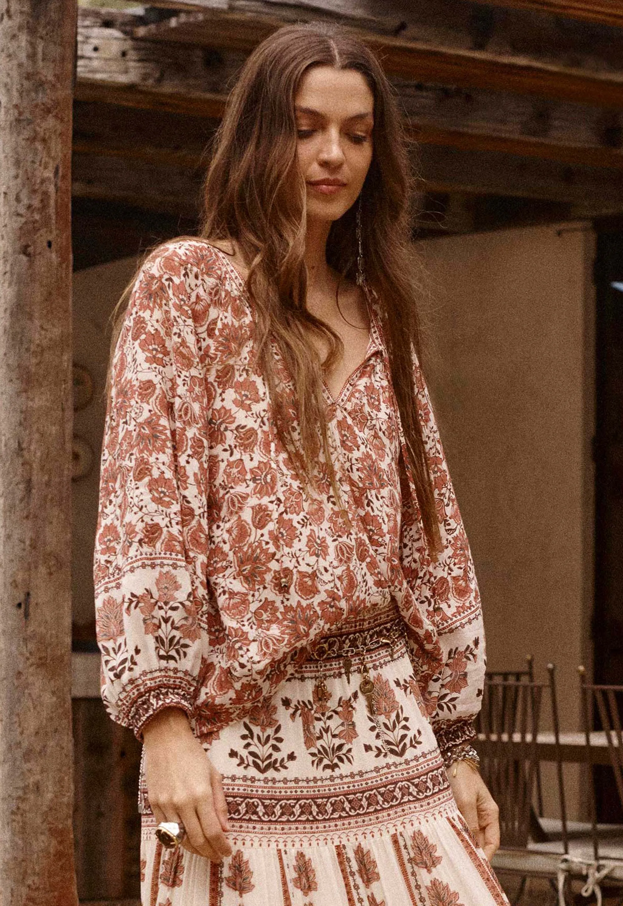 Petalwood Blouse Dusty Rose dengan detail cetak floral dan kerut leher yang elegan dari koleksi Joy368
