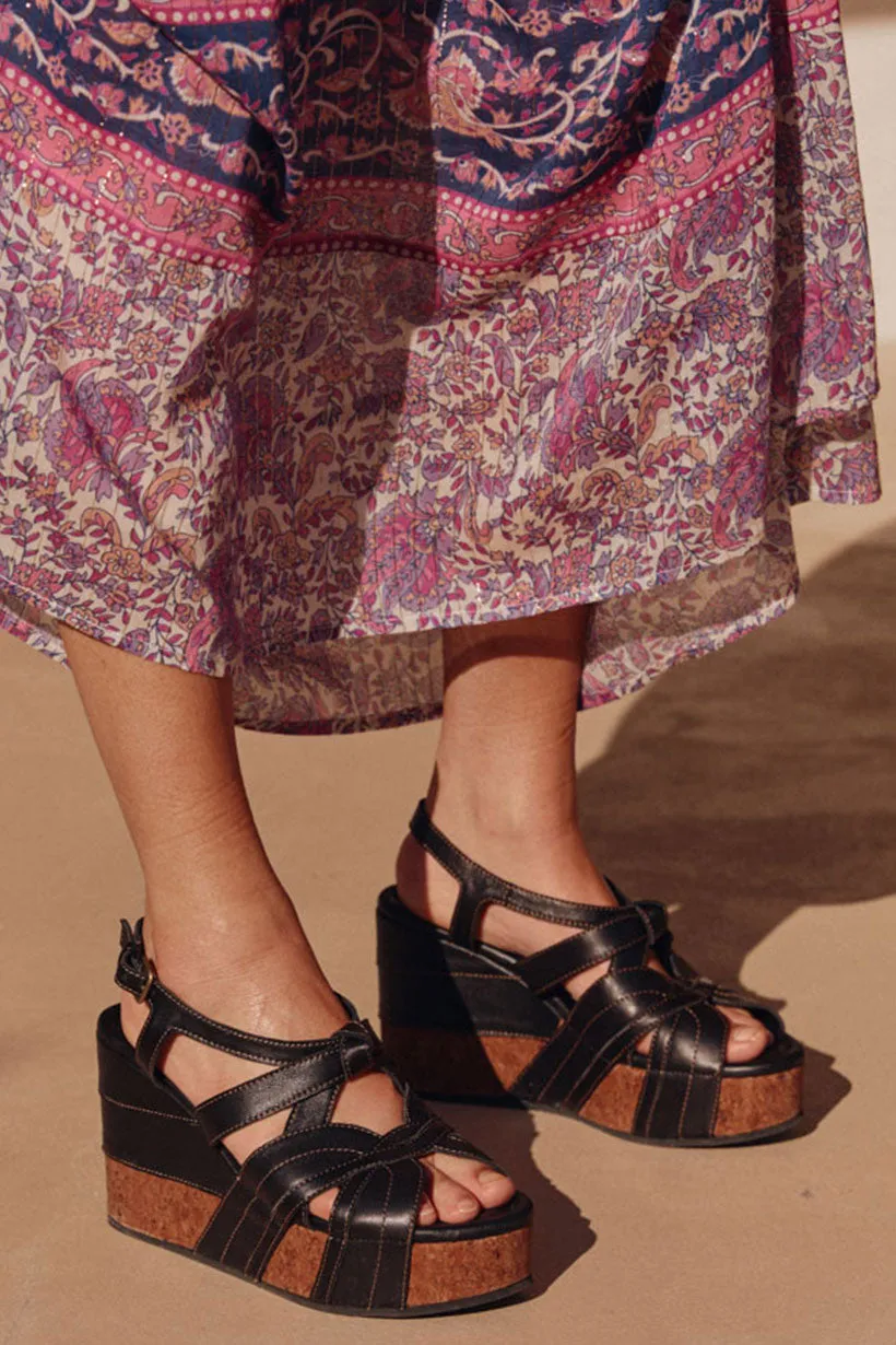 Starlet Wedge Onyx dari Joy368 dengan detail strap kulit dan sol wedge retro